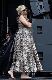 Pixie Lott feet photo thumbnail