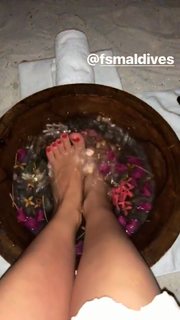 Polina Gagarina feet photo thumbnail