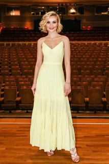 Polina Gagarina feet photo thumbnail