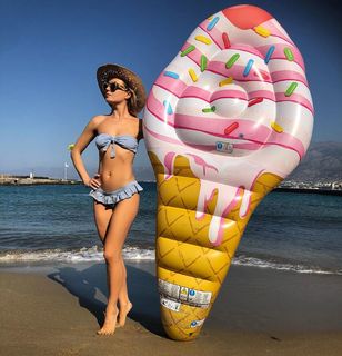 Polina Gagarina feet photo thumbnail