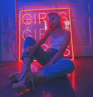 Polina Gagarina feet photo thumbnail