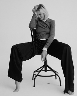 Polina Gagarina feet photo thumbnail