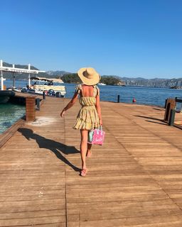 Polina Gagarina feet photo thumbnail