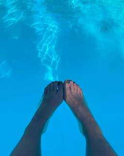 Pollyanna McIntosh feet photo thumbnail