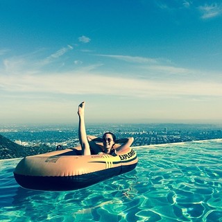 Pom Klementieff feet photo thumbnail