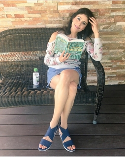 Pooja Batra feet photo 4