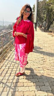 Pooja Batra feet photo 5