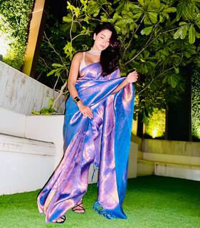 Pooja Bhalekar feet photo 11