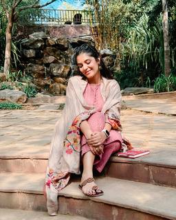 Pooja Gaur feet photo 9