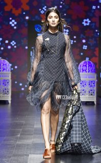 Pooja Hegde feet photo thumbnail