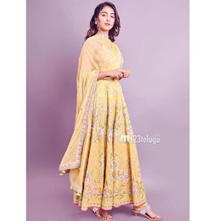 Pooja Hegde feet photo thumbnail