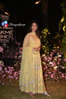 Pooja Hegde feet photo thumbnail