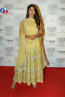 Pooja Hegde feet photo thumbnail