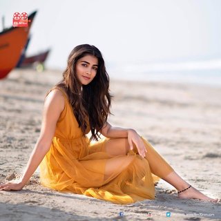 Pooja Hegde feet photo thumbnail