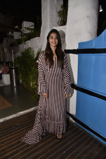 Pooja Hegde feet photo thumbnail