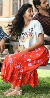 Pooja Hegde feet photo thumbnail