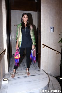 Pooja Hegde feet photo thumbnail