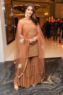 Pooja Hegde feet photo thumbnail