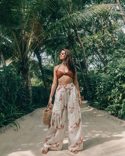 Pooja Hegde feet photo thumbnail