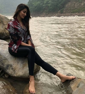 Pooja Hegde feet photo thumbnail