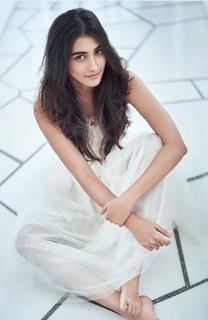 Pooja Hegde feet photo thumbnail