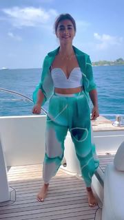 Pooja Hegde feet photo thumbnail