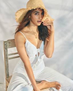 Pooja Hegde feet photo thumbnail