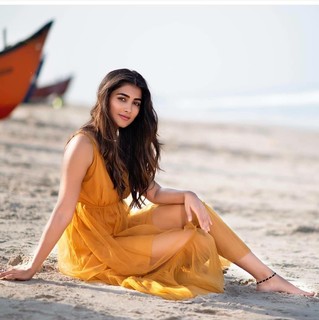 Pooja Hegde feet photo thumbnail
