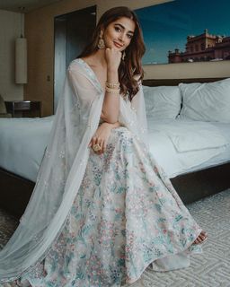 Pooja Hegde feet photo thumbnail