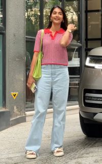 Pooja Hegde feet photo thumbnail