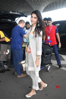 Pooja Hegde feet photo thumbnail