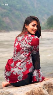 Pooja Hegde feet photo 10
