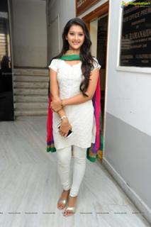 Pooja Jhaveri feet photo 2