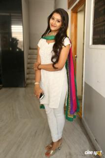 Pooja Jhaveri feet photo 19