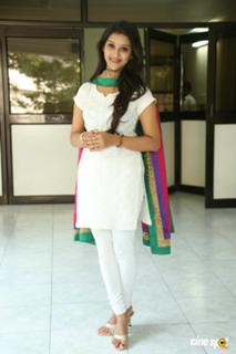 Pooja Jhaveri feet photo 18