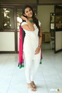 Pooja Jhaveri feet photo 15