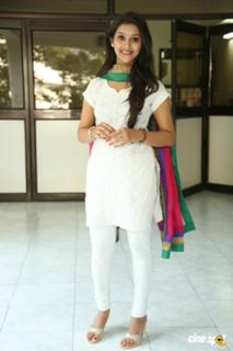 Pooja Jhaveri feet photo 14
