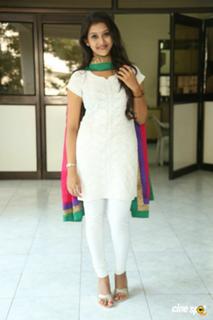 Pooja Jhaveri feet photo 13