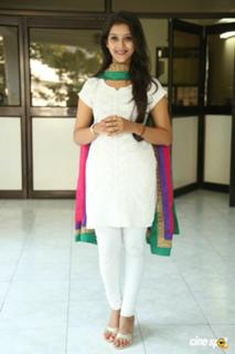 Pooja Jhaveri feet photo 12