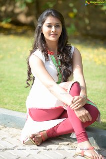 Pooja Jhaveri feet photo 5