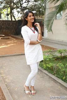 Pooja Jhaveri feet photo 19