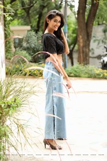 Pooja Jhaveri feet photo 13