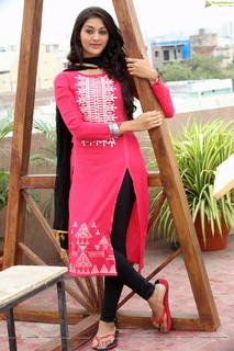 Pooja Jhaveri feet photo 19
