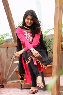 Pooja Jhaveri feet photo 18
