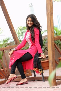 Pooja Jhaveri feet photo 16
