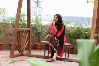 Pooja Jhaveri feet photo 14