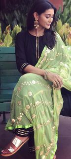 Pooja Jhaveri feet photo 3
