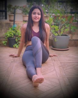 Poonam Bajwa feet photo 9