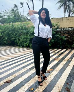 Poonam Bajwa feet photo 18