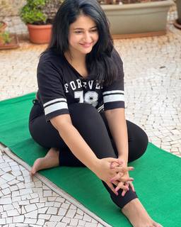 Poonam Bajwa feet photo 16
